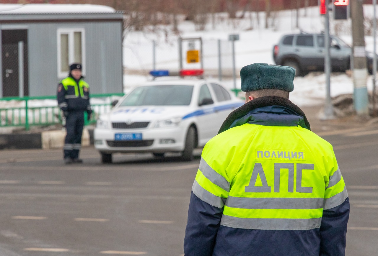 未挂牌宝马车遇交警检查强行冲卡事件分析