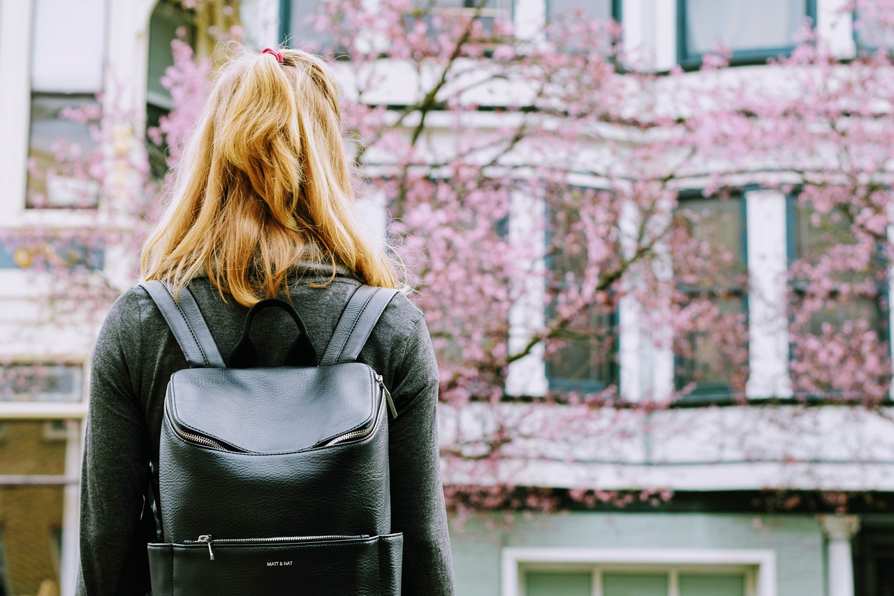 女孩射箭，初试错位，终成箭中传奇