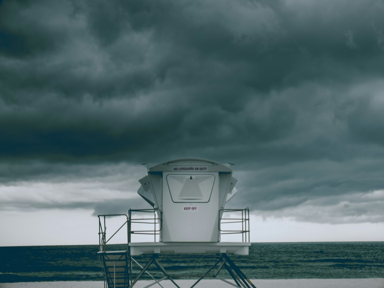 无人机除雪业务火爆，飞手面临任务繁重挑战